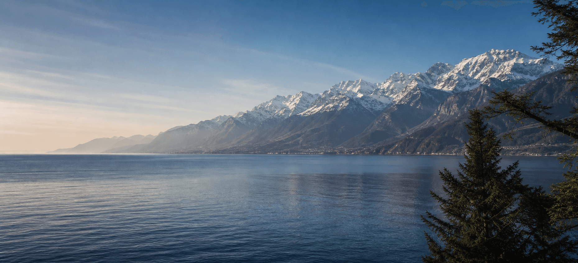 Chaîne de montagnes enneigées dominant le lac Léman