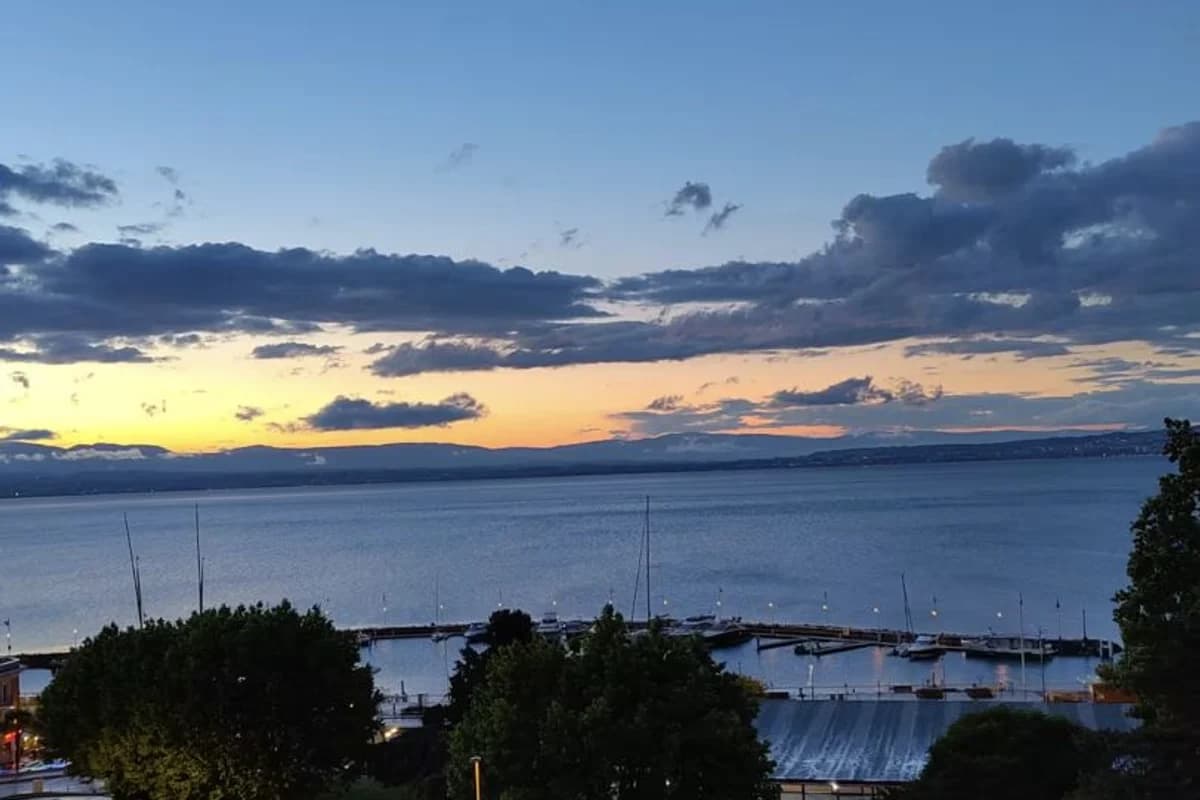 Vue principale du deux pièces avec vue sur le Léman