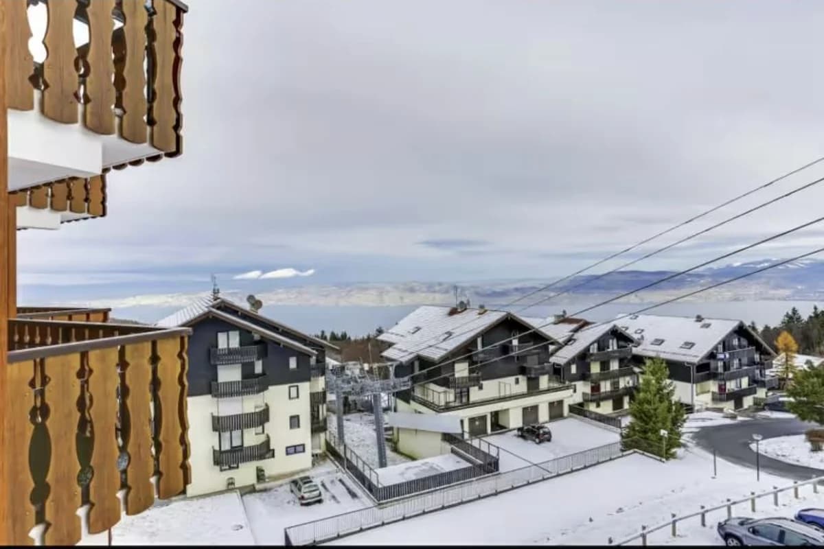 Vue enneigée depuis l’appartement au pied des pistes